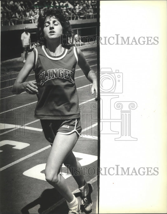 1981 Press Photo Cathy Branta Easker finishes Class B 1,600-meter run - Historic Images