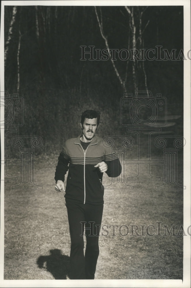 1976 Press Photo Phil Esten, University of Wisconsin cross county coach jogging.- Historic Images