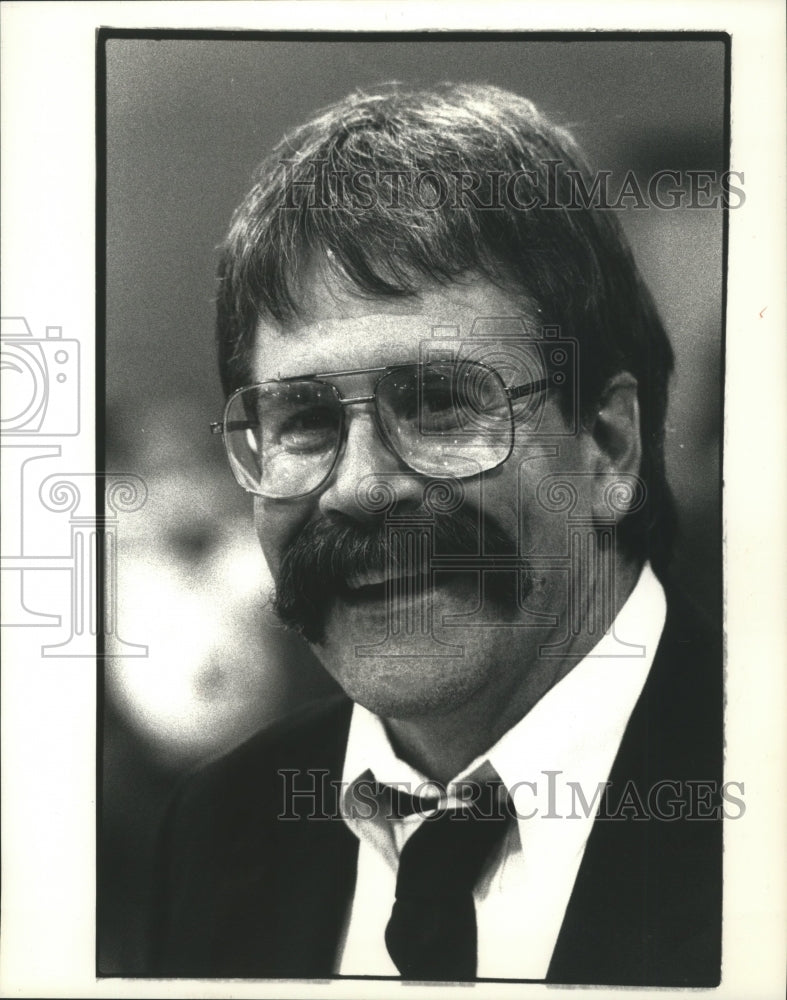 1990 Press Photo Waukesha Catholic Memorial basketball coach, Pat Farrell - Historic Images