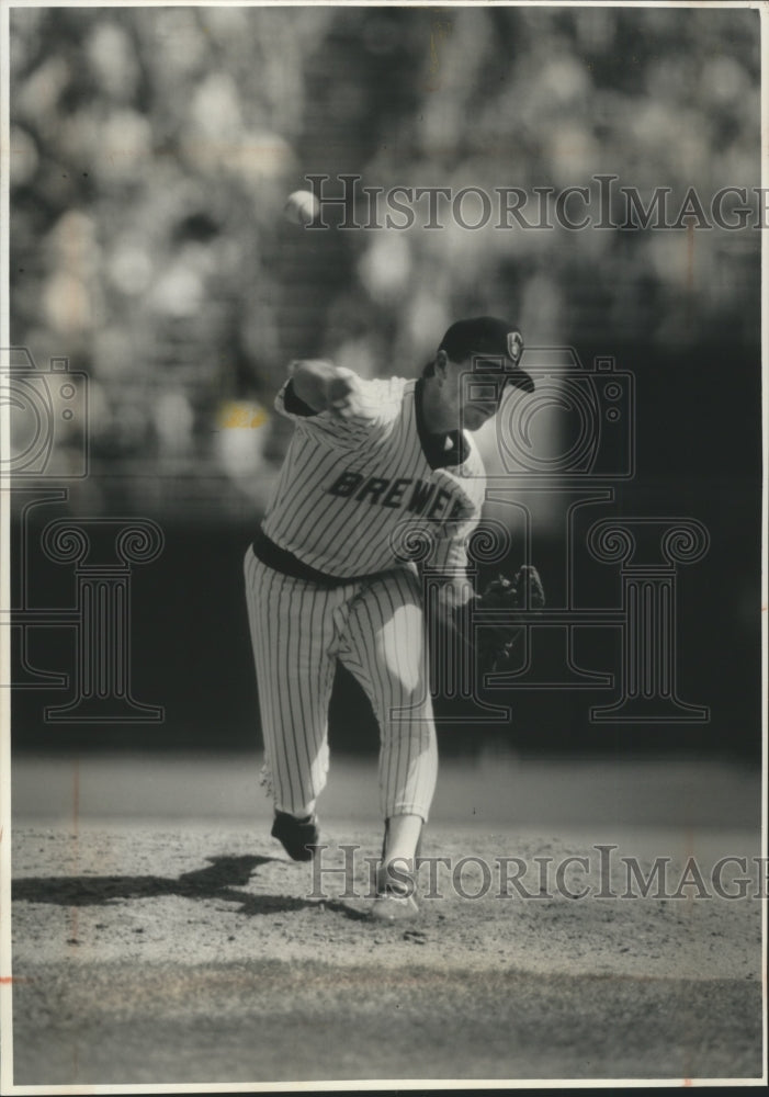 1989 Press Photo Tom Filer of the Brewers delivers a pitch Sunday in Brewer win.- Historic Images