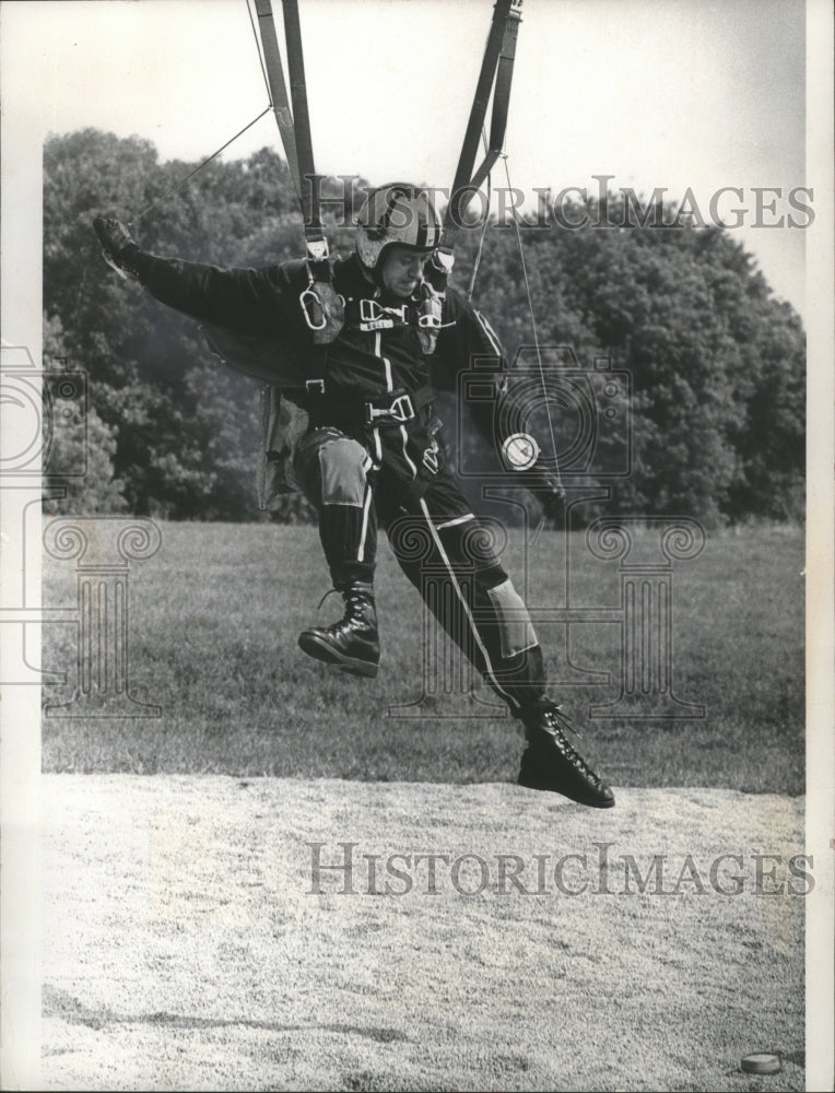 1974 Press Photo Parachute Jumper Stretches Foot To Hit Four Inch Disc In Sand- Historic Images
