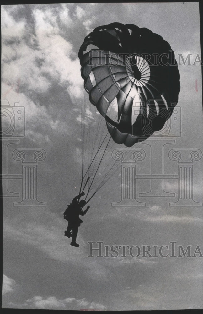 1986 Press Photo Army Golden Knight Parachute Descends At General Mitchell Field- Historic Images