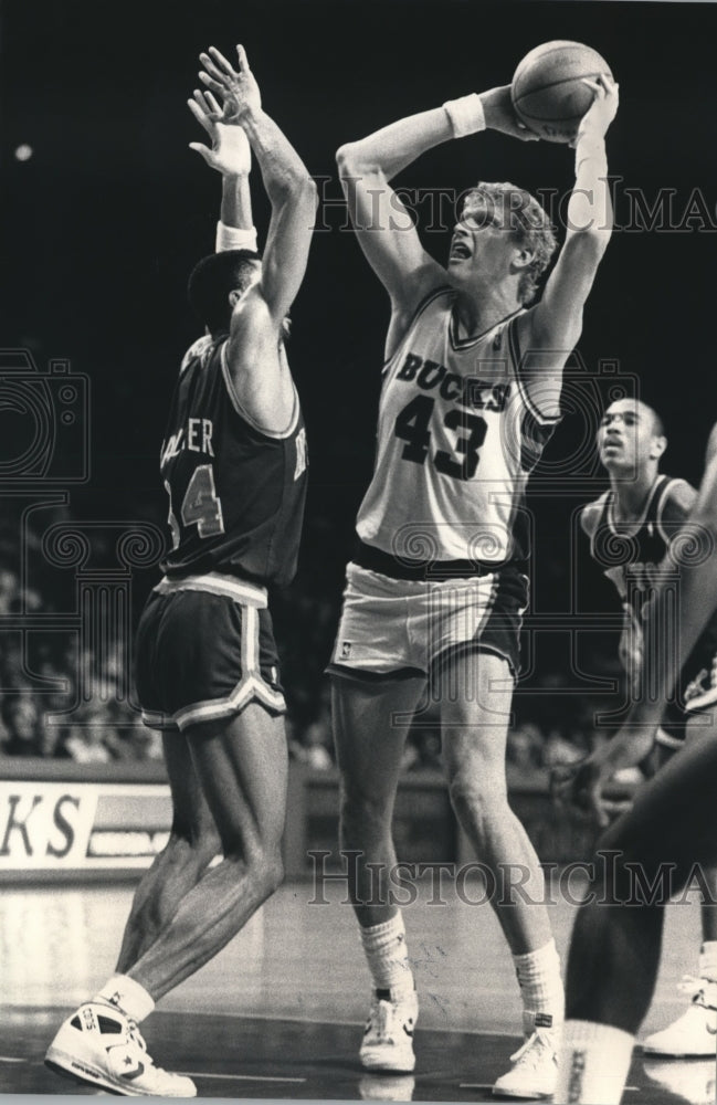1987 Press Photo Bucks Basketball Player Jack Sikma And Knicks' Kenny Walker - Historic Images