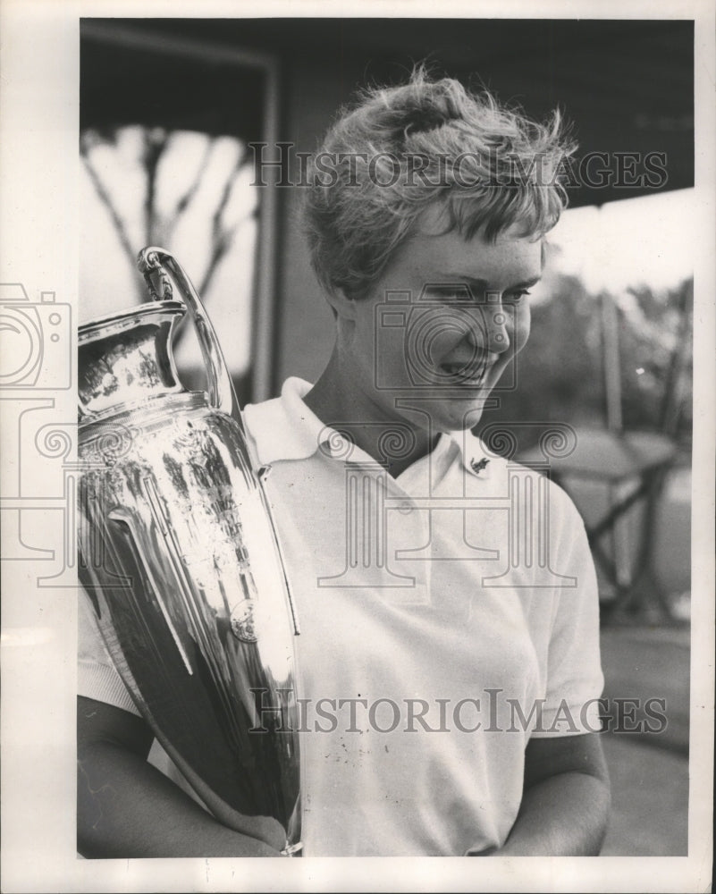 1962 Wisconsin Amateur Golfer Carol Sorenson Once Again Holds Trophy - Historic Images