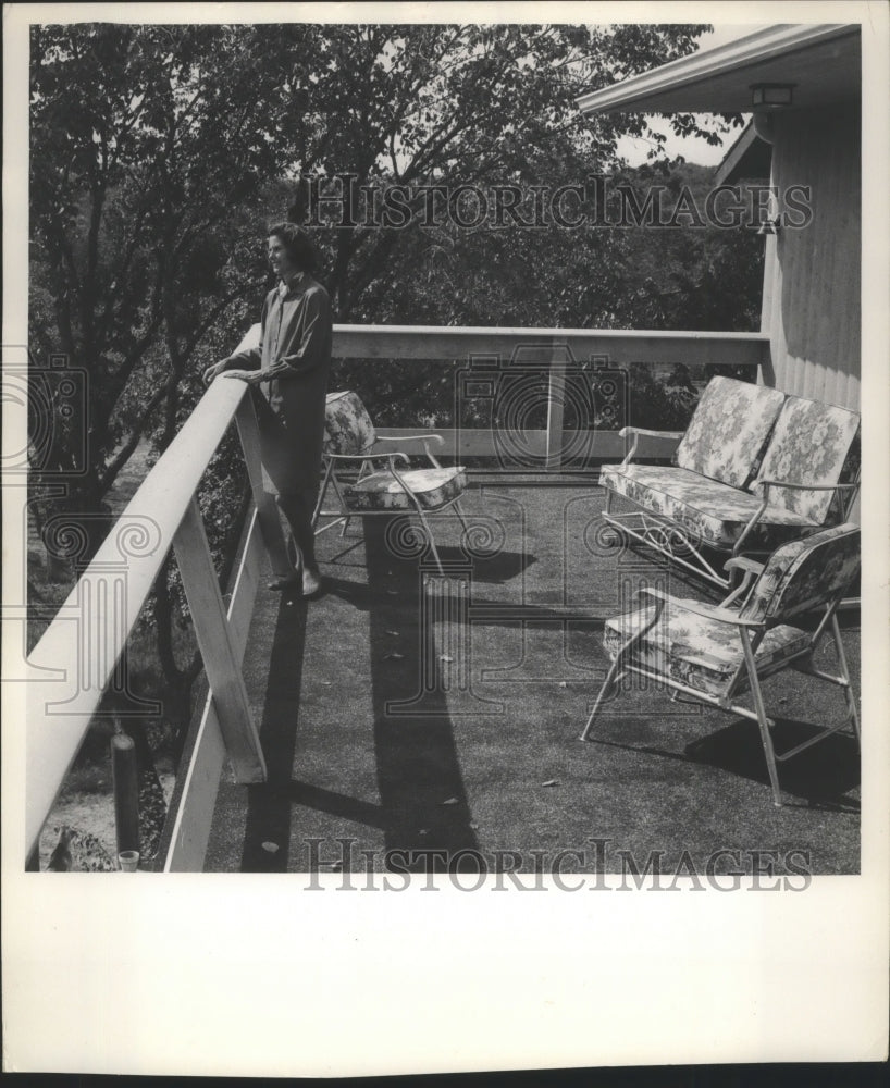 1971 Press Photo Mrs. Dan Devine says Dan might paint white stripes on deck.- Historic Images