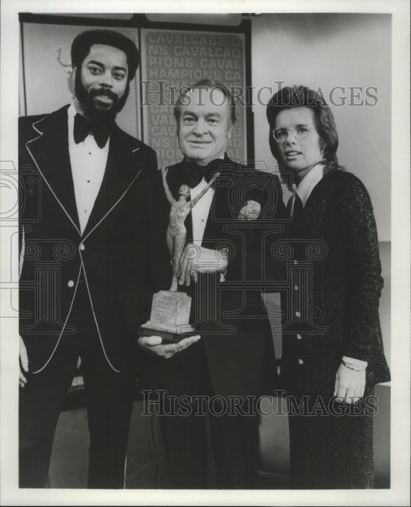 1974 Press Photo Sports Show's Walt Frazier, Bob Hope And Billie Jean King - Historic Images