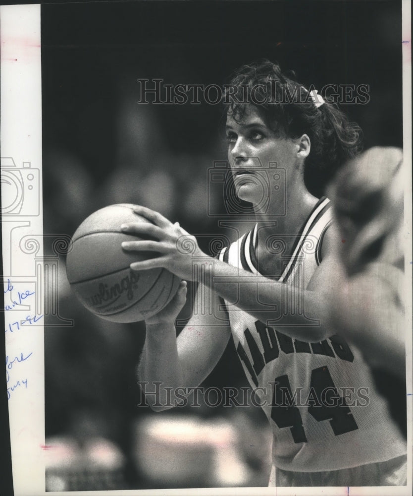 1992 Press Photo Wisconsin Center Barb Franke At Free Throw Line Before Injury - Historic Images