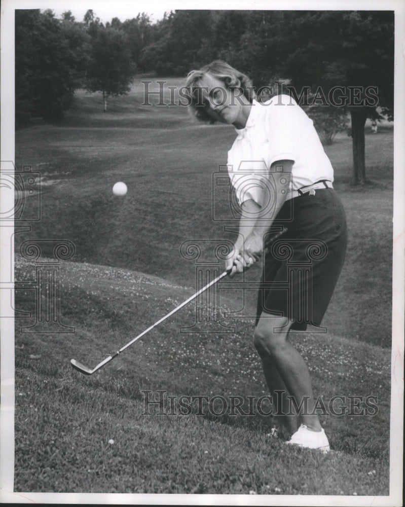 1961 Press Photo Mrs. John Erickson, Madison, Wisconsin, in Golf Tournament- Historic Images