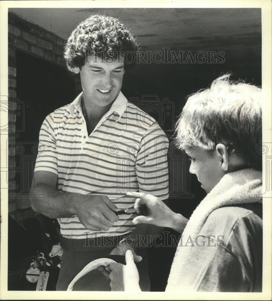 1980 Press Photo Packers quarterback Lynn Dickey signs autograph at North Hills. - Historic Images