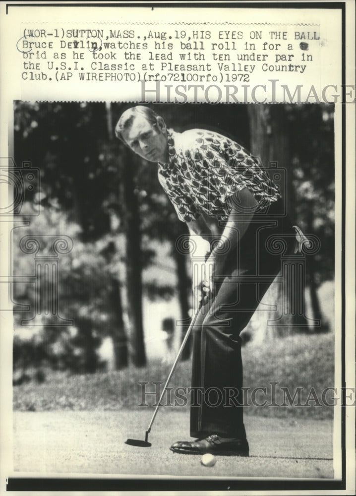 1972 Press Photo Australian Golfer Bruce Devlin Putting In Sutton, Massachusetts - Historic Images