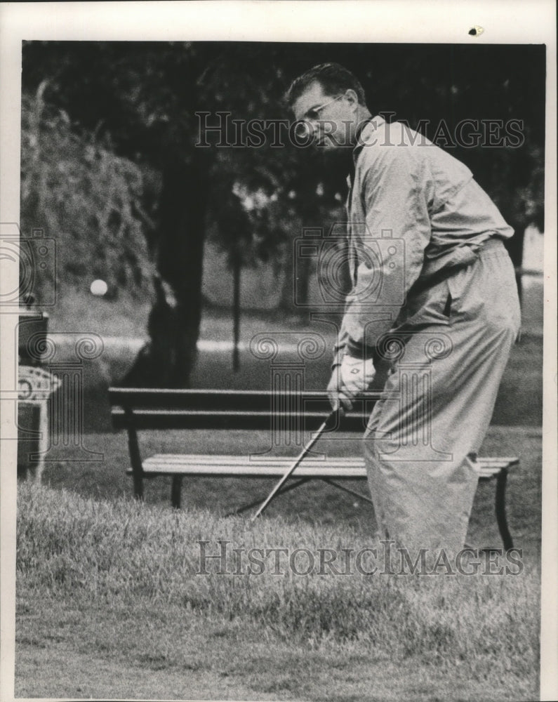1965 Manuel de la Torre at the Wisconsin Open golf tournament - Historic Images