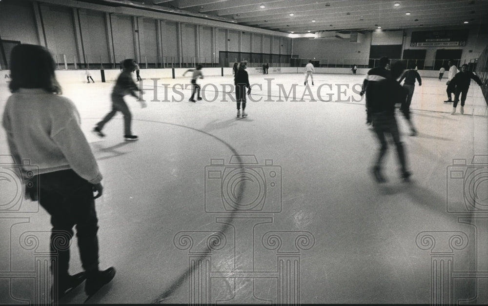 1988 Press Photo Recreational skaters on the ice at the new Eble Park Ice Arena - Historic Images