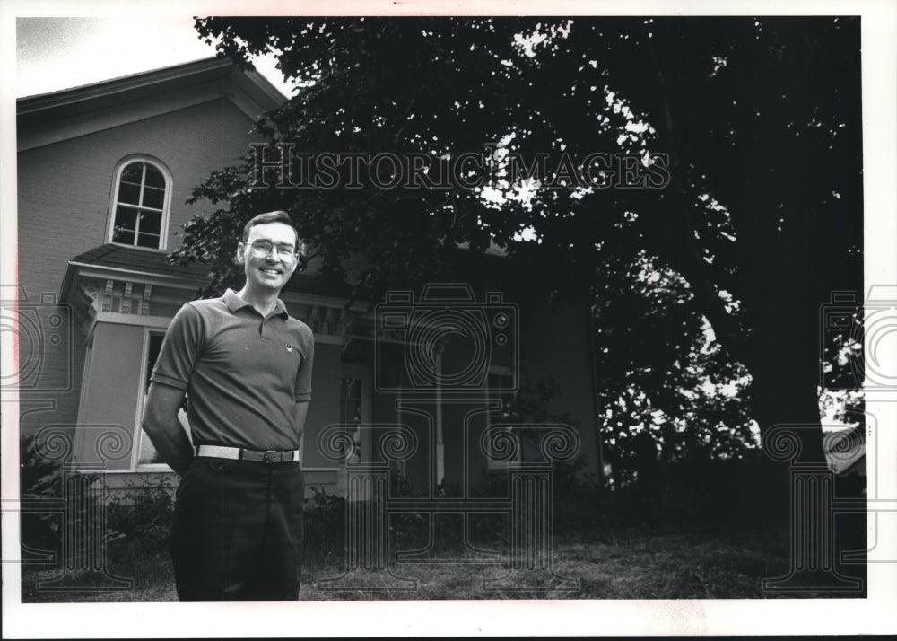 1990 Press Photo Stuart Eiche stands in front of his home, the Barker House - Historic Images