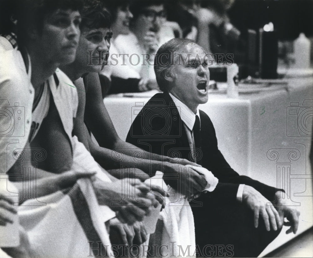 1983 Press Photo Carroll College basketball coach Dave Fink shouts to players.- Historic Images