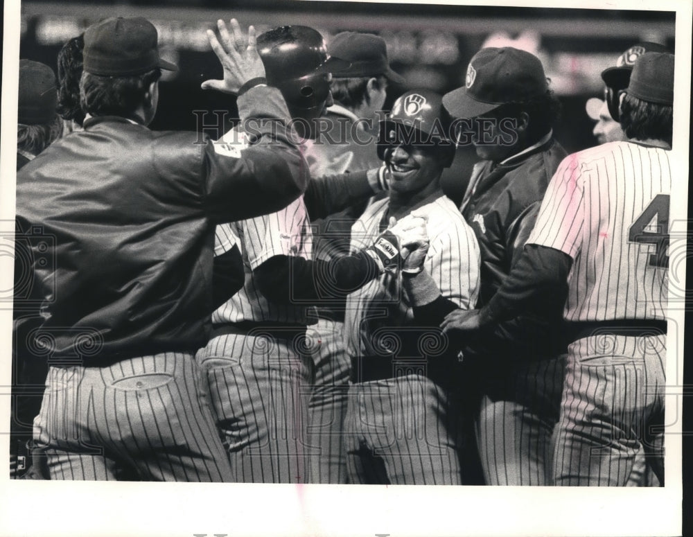 1987 Press Photo Brewers Mike Felder gets hero&#39;s welcome after game winning hit. - Historic Images