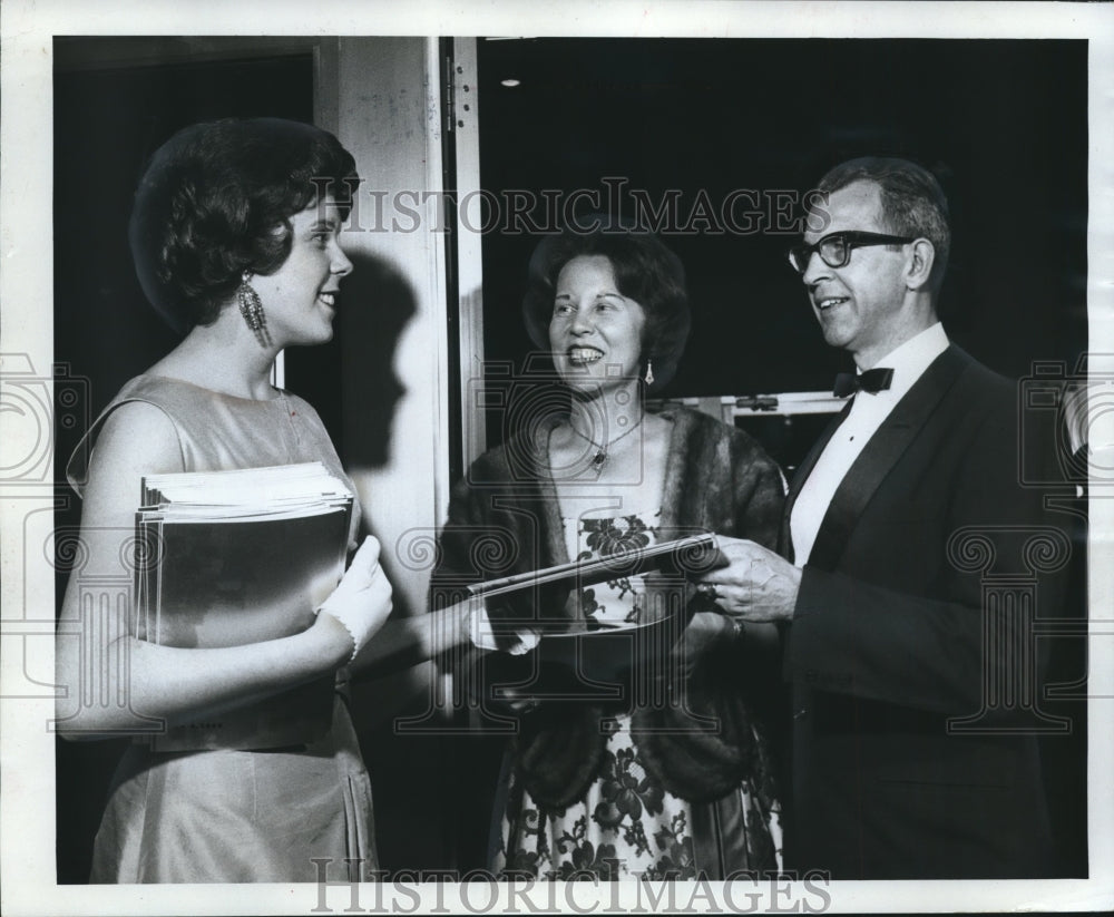 1963 Press Photo Mr. and Mrs. Charles H. Fenske with Gwen McLean at pops concert - Historic Images