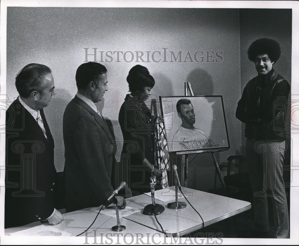 1970 Press Photo Brewer Baseball Player Tommy Harper, Wife, Artist And Portrait - Historic Images