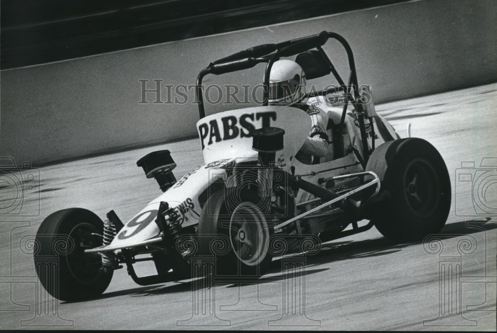 1983 Press Photo Veteran driver Stan Fox in Midget race car at State Fair Park. - Historic Images