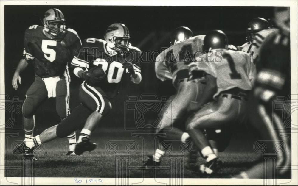 1990 Press Photo Waukesha Catholic Memorial football&#39;s Pat Rusch in action- Historic Images