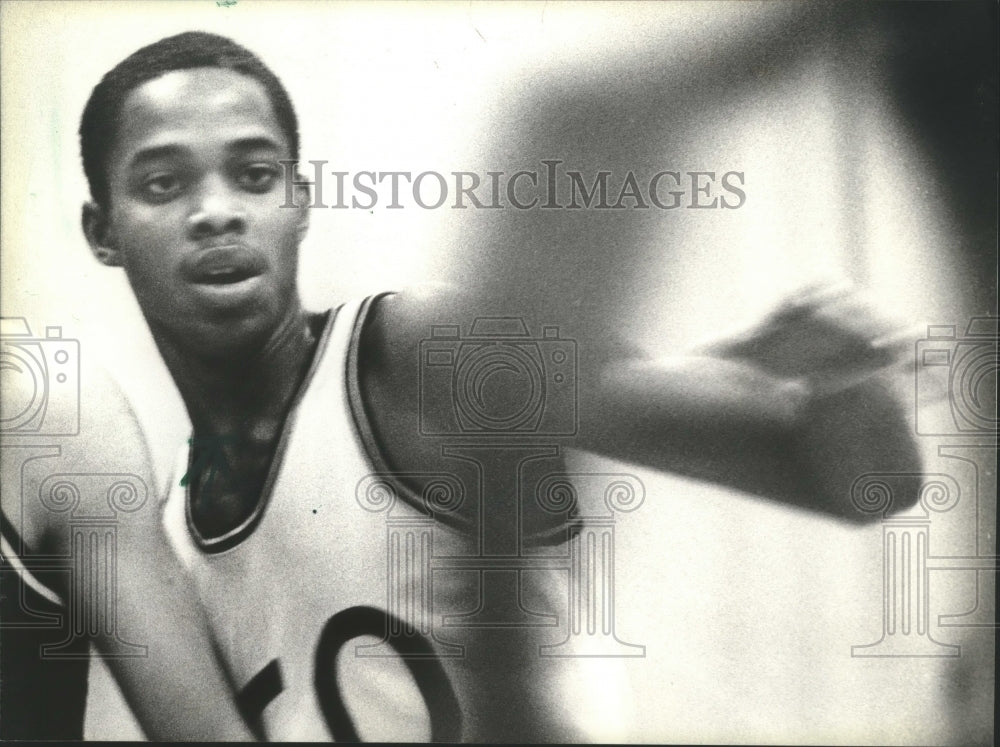 1981 Press Photo Wisconsin Madison Basketball Player Darryl Flowers 1981-press-photo-wisconsin-madison-basketball-player-darryl-flowers
