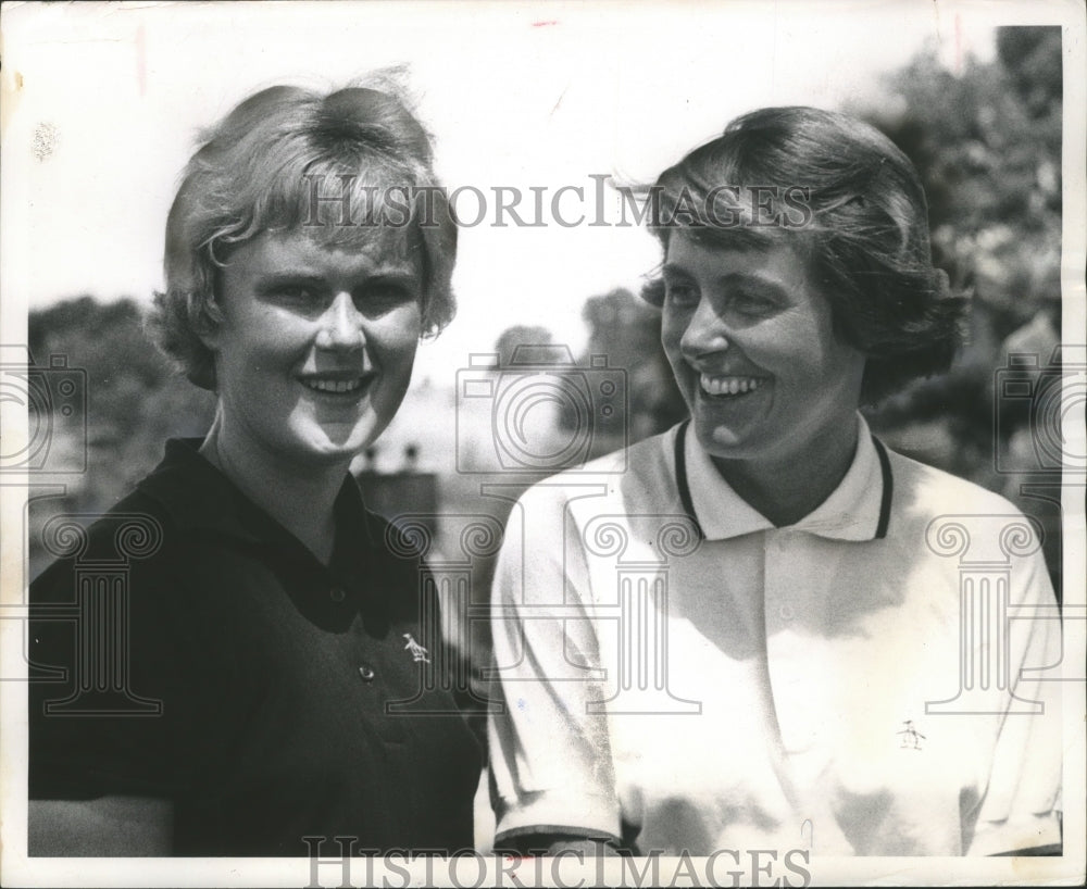 1963 Press Photo Wisconsin Golf Finalists Carol Sorenson And Mrs. John Erickson- Historic Images