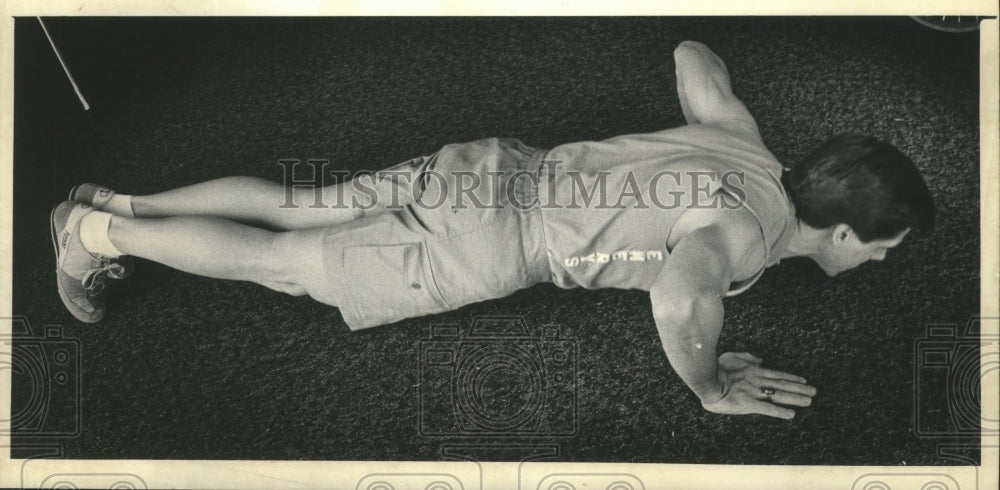 1986 Press Photo Olympic medal-winning cyclist Brent Emery demonstrates pushups - Historic Images