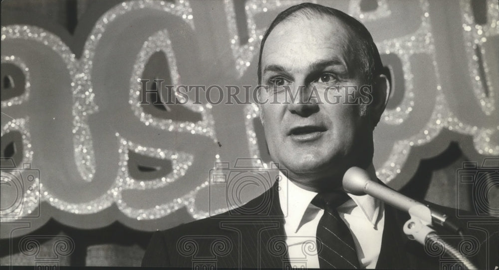 1981 Press Photo Coach Jim Dutcher speaks at basketball awards dinner - Historic Images