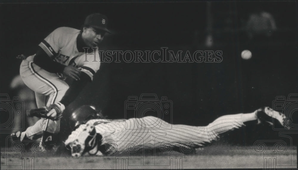 1989 Press Photo Milwaukee Brewers' Rob Deer slides head-first into second base- Historic Images