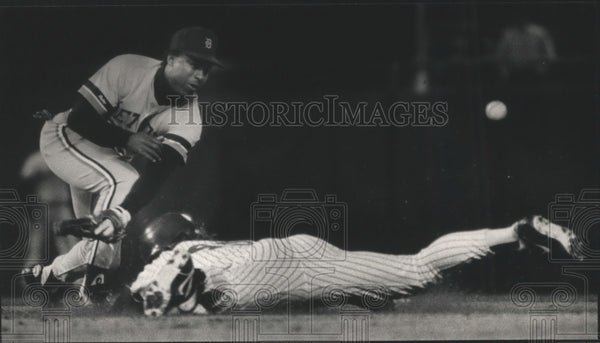 1989 Press Photo Milwaukee Brewers' Rob Deer slides head-first into se ...