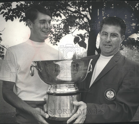 1969 Golf champions Andy North and Manuel de la Torre with trophy - Historic Images