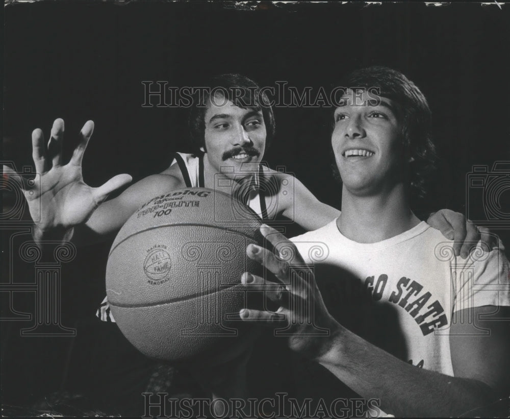 1974 Press Photo Brothers&#39; Dave (L) and Mark Delsman playing basketball. - Historic Images