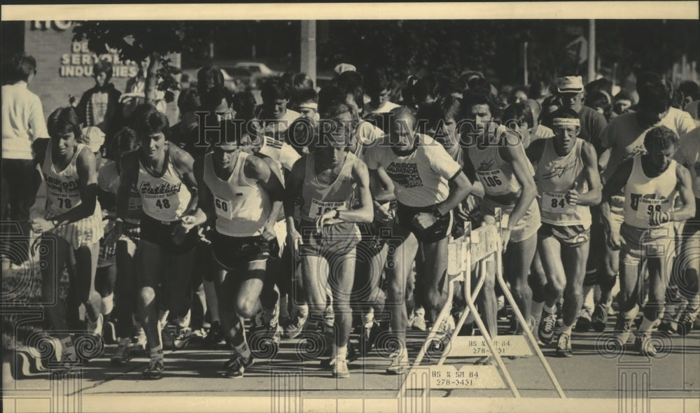 1984 Press Photo Start of 5-Kilometer Run For De Paul Rehabilitation Hospital- Historic Images