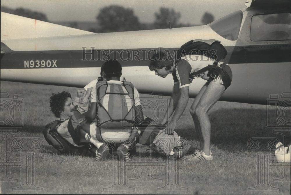 1983 Press Photo Ground Practice For Parachuting Club Members Prior To Jump - Historic Images