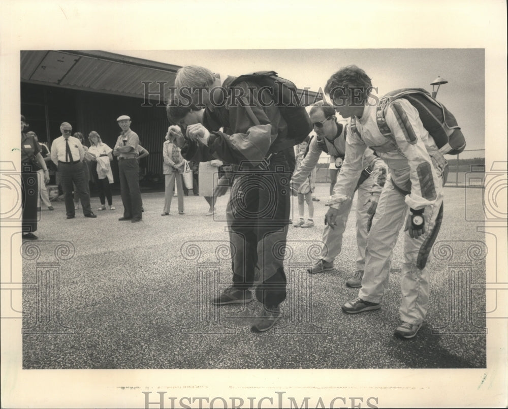 1985 Press Photo Members of Relatively North sky diving group practice formation - Historic Images