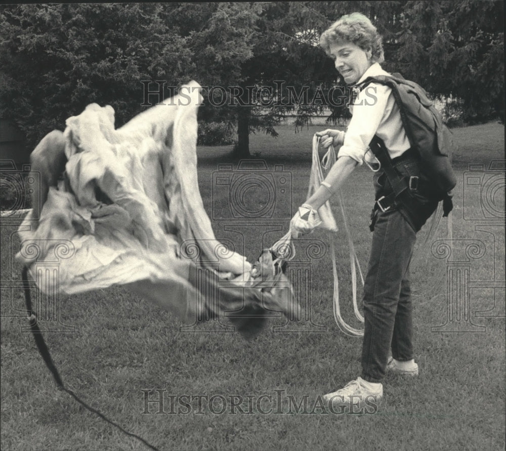 1986 Press Photo Sky diver Patty Wallace opens parachute to show how it works - Historic Images