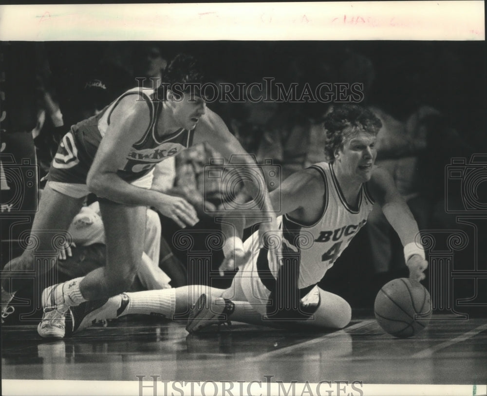 1987 Press Photo Milwaukee Bucks' Jack Sikma & Hawk's Randy Wittmann in action- Historic Images