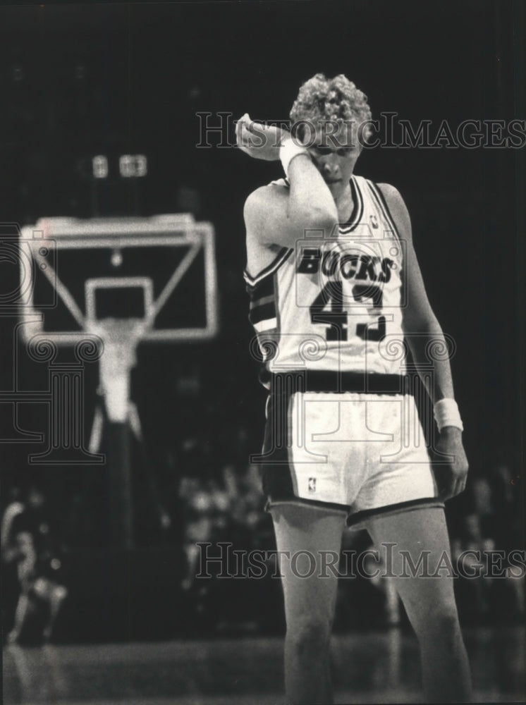 1989 Press Photo Milwaukee Bucks basketball player Jack Sikma wipes his face- Historic Images