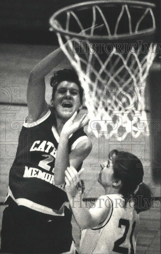 1990 Press Photo Memorial&#39;s Julie DeWalt (22) attempts shot over Stephanie Seitz - Historic Images