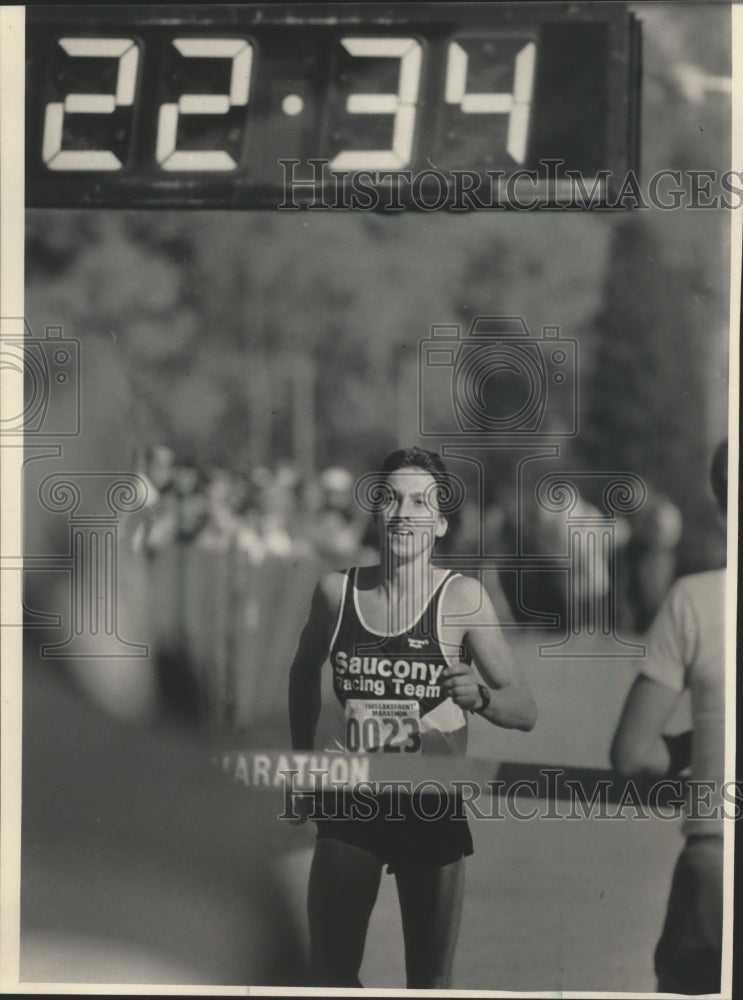 1985 Press Photo Lakefront Marathon Winner Pete Dodd At End Of Milwaukee Event- Historic Images