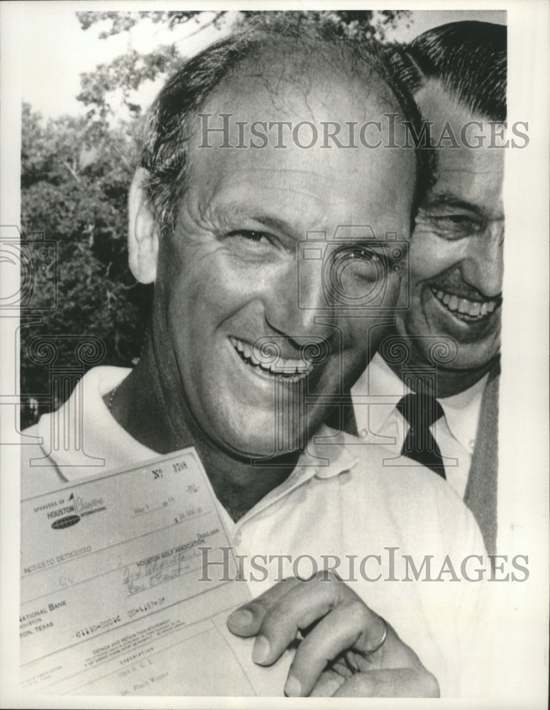 1968 Press Photo Golfer Roberto De Vicenzo Has $20000 1st Place Check In Houston - Historic Images