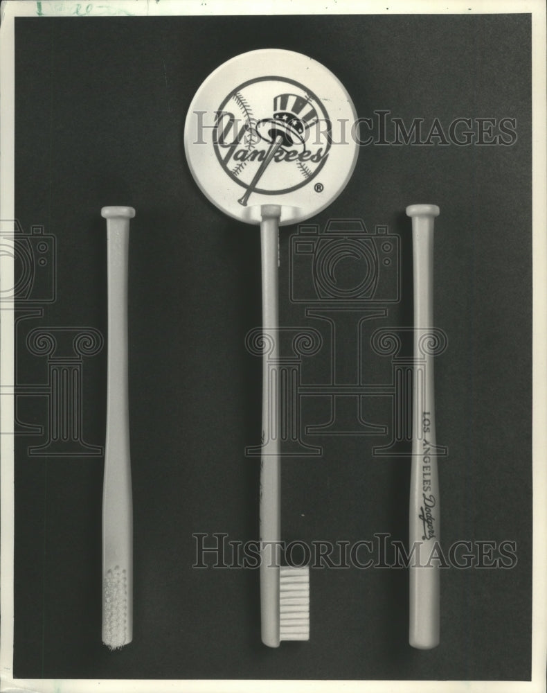 1986 Press Photo Tooth brushes designed to look like baseball bats for pro teams- Historic Images