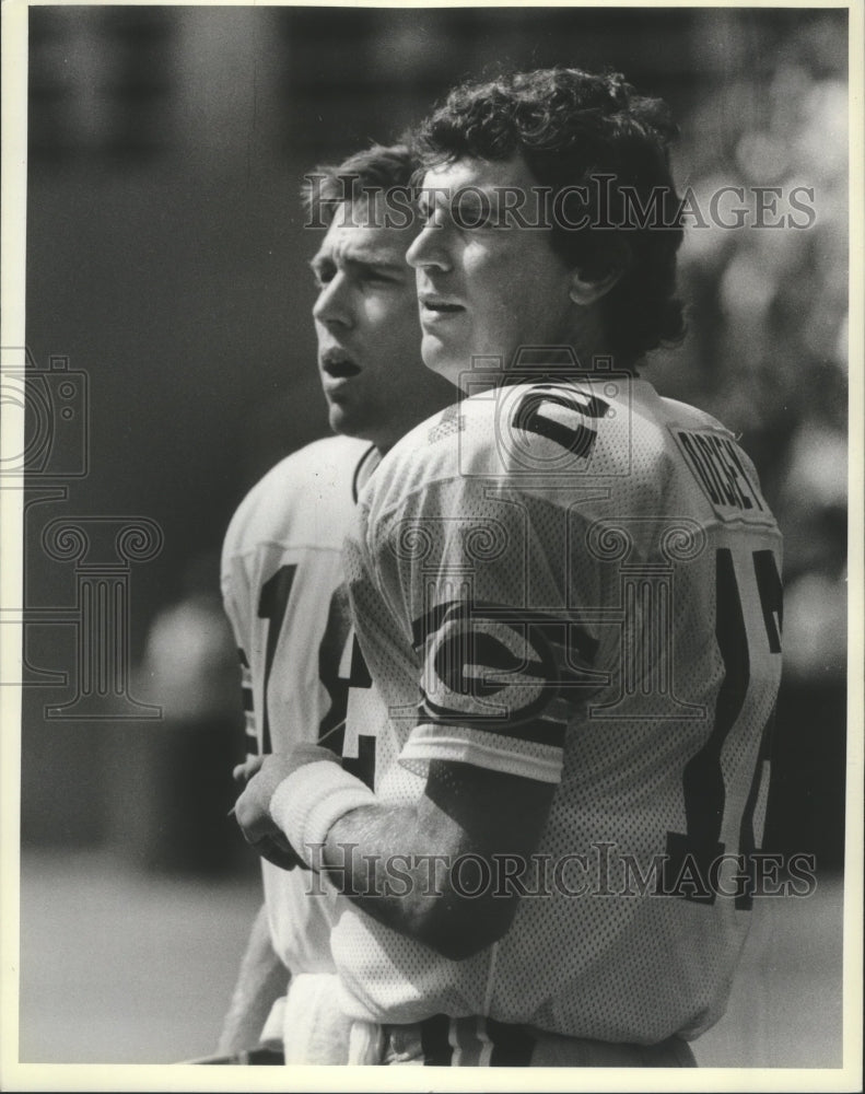 1985 Press Photo Packers' quarterbacks Lynn Dickey and Jim Zorn on the sideline. - Historic Images