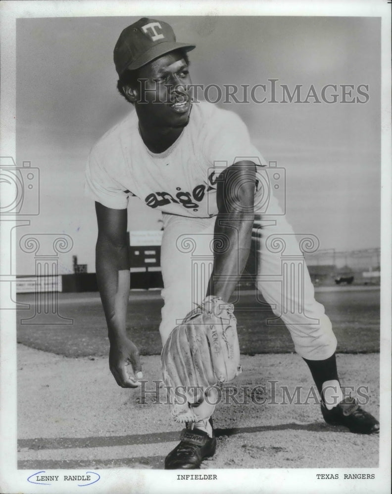 1974 Press Photo Lenny Randle, infielder with Texas Ranges reaching for a ball. - Historic Images