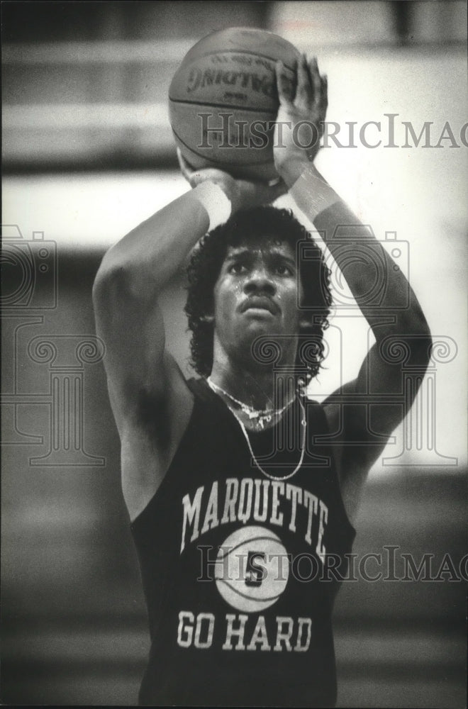 1982 Press Photo Marquette University basketball player Terry Reason shoots ball- Historic Images