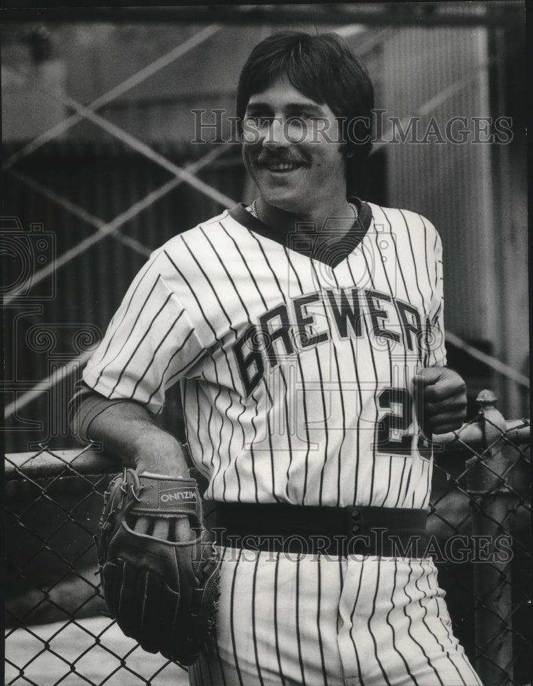 Press Photo Milwaukee Brewers&#39; player Lance Rautzham relaxes during warm ups - Historic Images