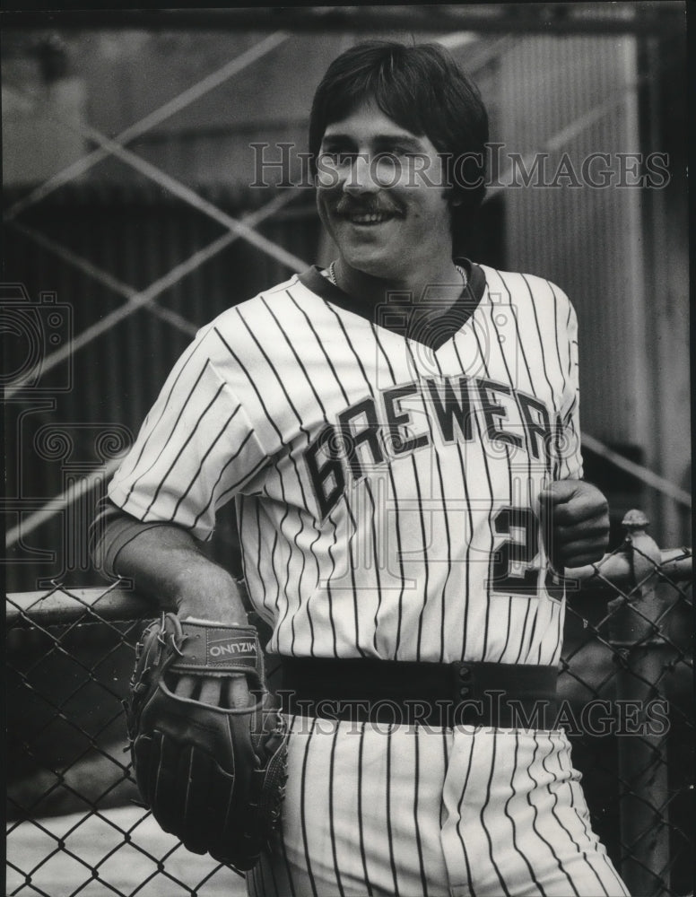 Press Photo Milwaukee Brewers' player Lance Rautzham relaxes during warm ups - Historic Images