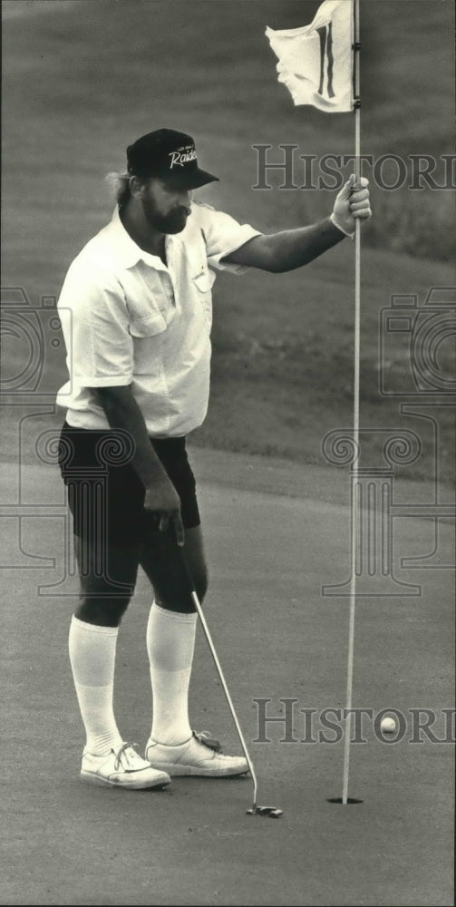 1981 Press Photo Golfer Pete Vnckovich on green holding pin and putter.- Historic Images