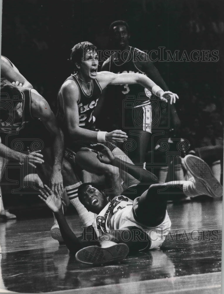 1976 Press Photo Milwaukee Bucks basketball players during game with 76ers - Historic Images