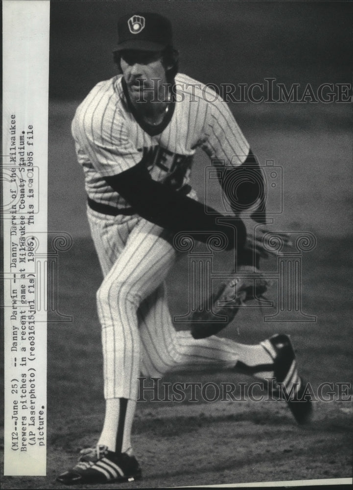 1985 Press Photo Brewers baseball&#39;s Danny Darwin pitches at recent game- Historic Images