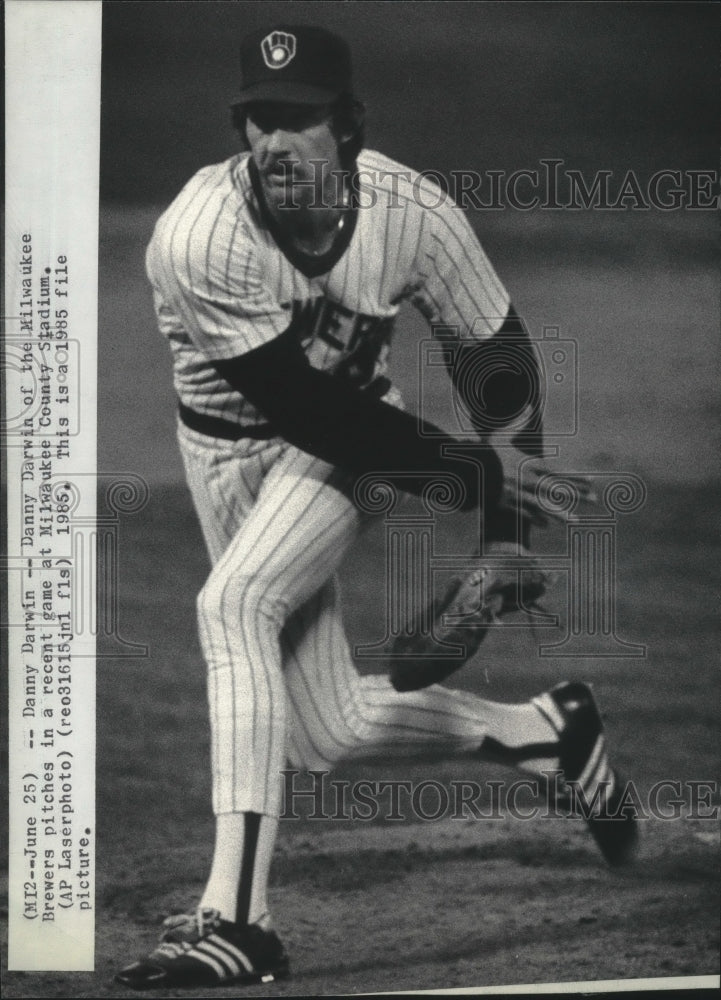 1985 Press Photo Brewers baseball's Danny Darwin pitches at recent game- Historic Images